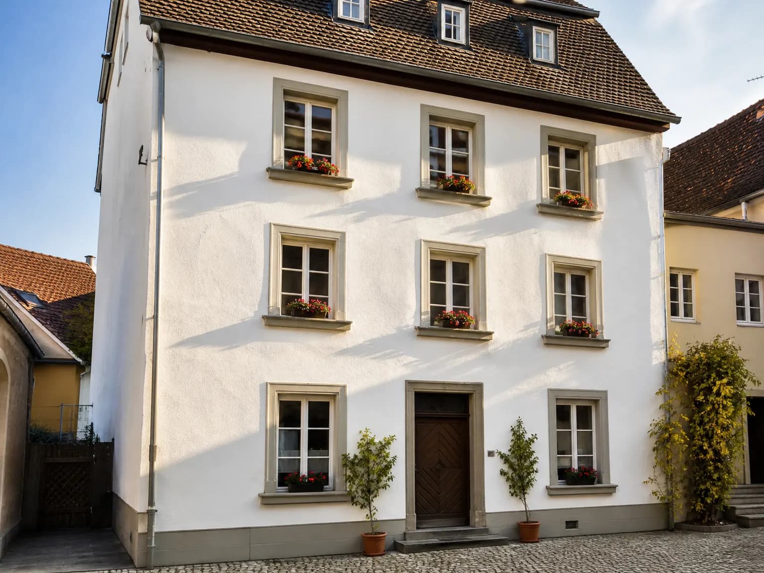 Reinigen oder streichen: Was Ihre Fassade wirklich braucht.: illustrative Darstellung