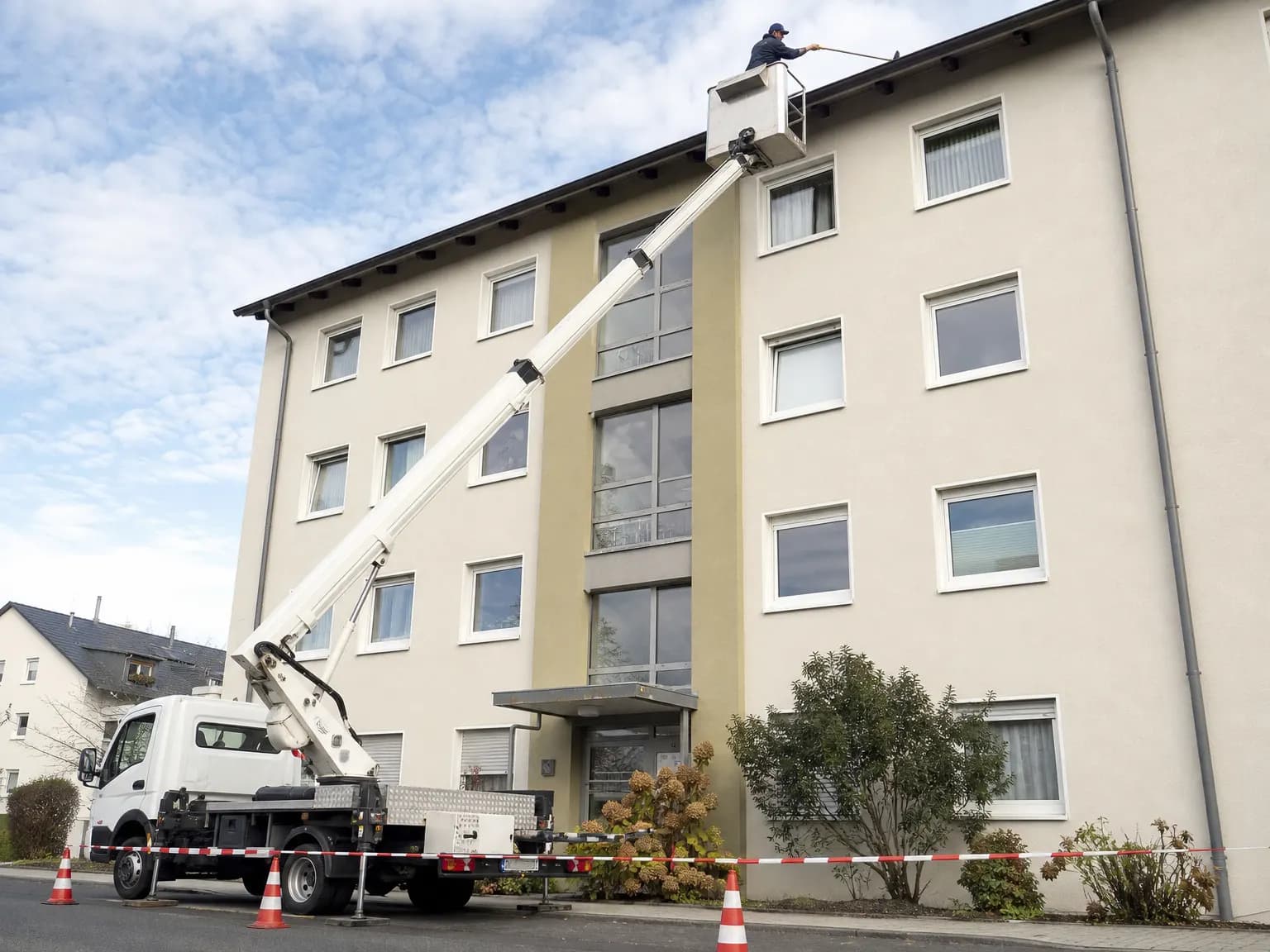 Gedämmte Fassade reinigen, ohne die Dämmung zu gefährden.: illustrative Darstellung